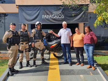 PMMG recebe nova motocicleta da Prefeitura de Papagaios